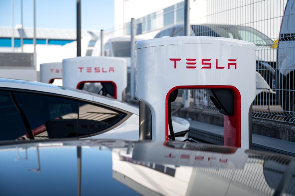 Elon Musk takes over the entire Supercharger division